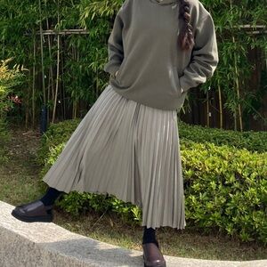 Uniqlo pleated midi skirt in grey